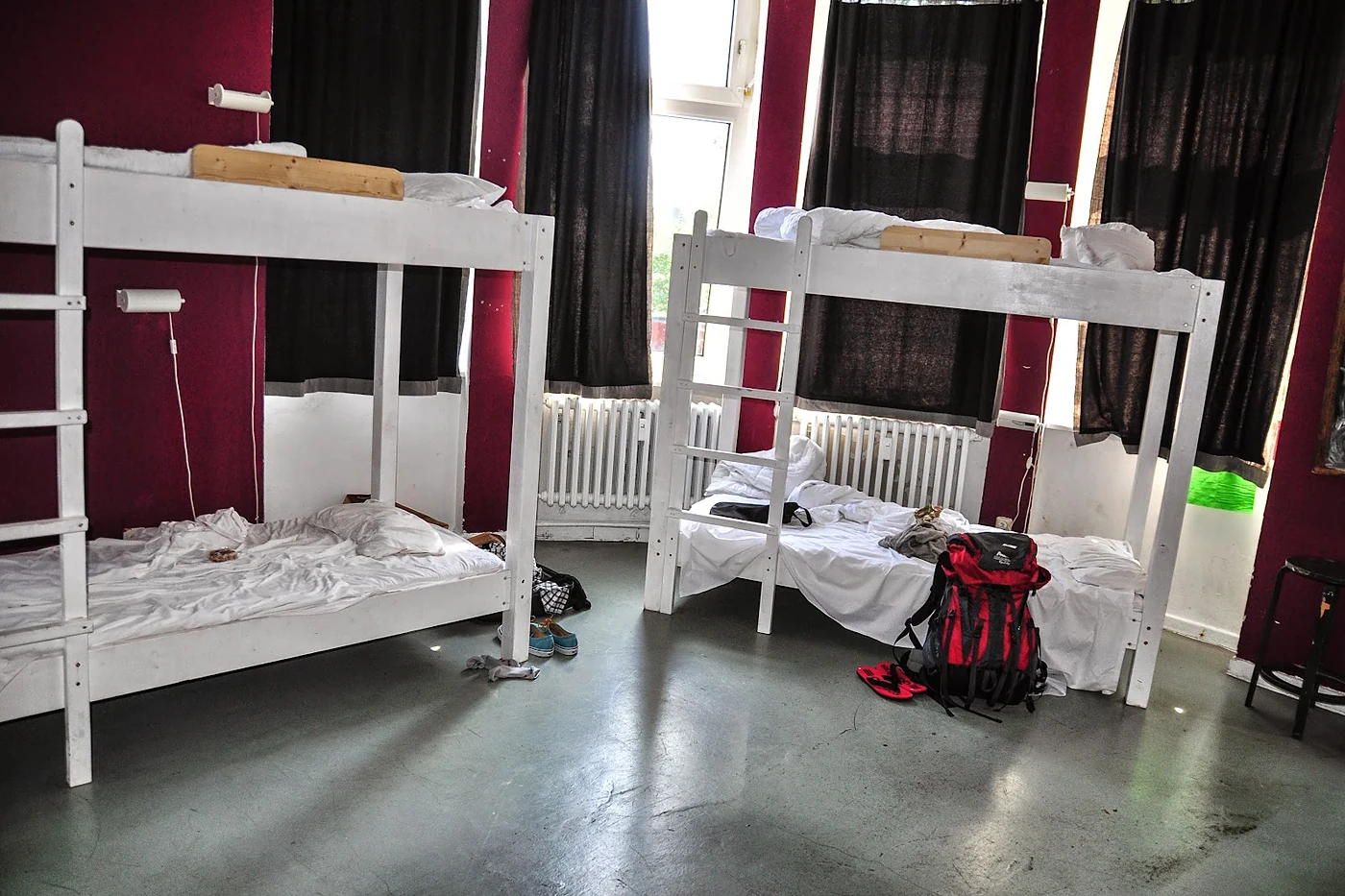 Mehrbettzimmer mit weißen Etagenbetten