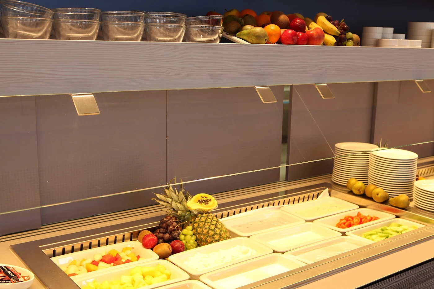 Frühstücksbuffet mit Obst und Käse