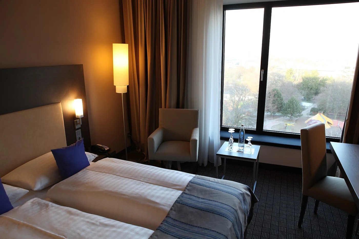 Zimmer mit Doppelbett und Fensterfront