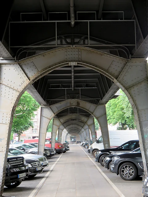 Blick durch die Stahlbögen des Hochbahnviadukts an der Isestraße