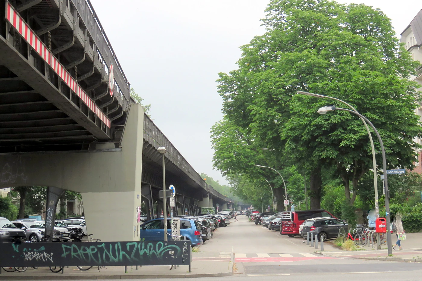 Die Isestraße unter dem Viadukt, marktfrei mit parkenden Autos