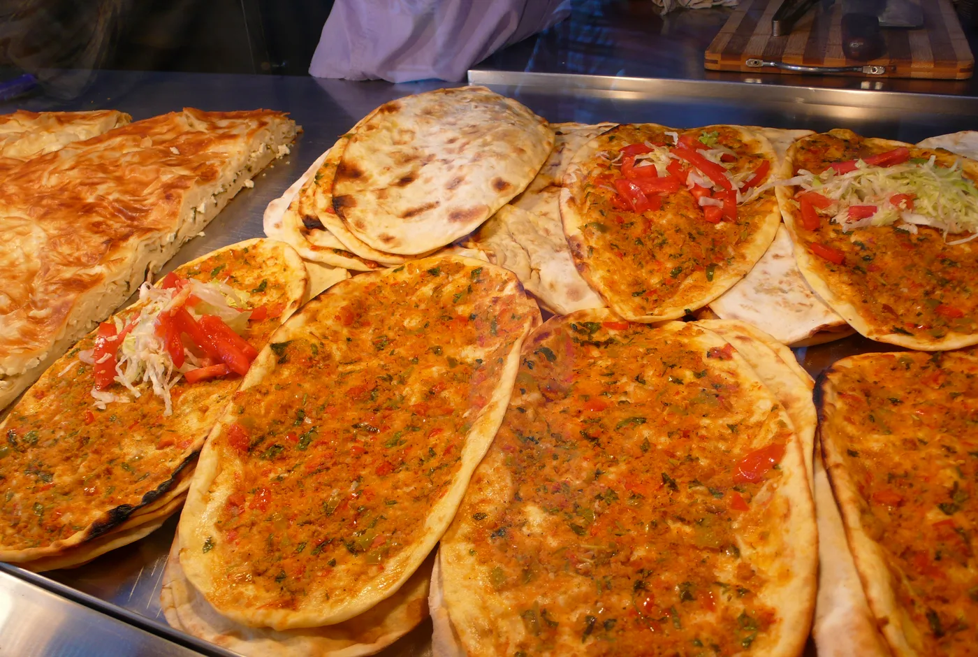 Mehrere belegte Lahmacun und Fladenbrote nebeneinander in einer Imbissauslage