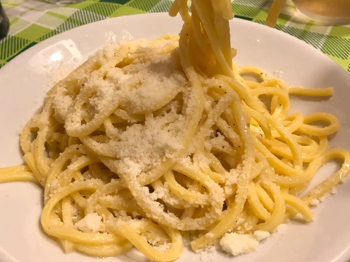 Teller mit Bigoli-Nudeln, Pecorino und schwarzem Pfeffer