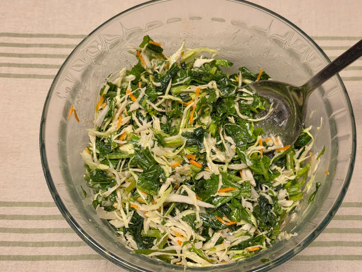Krautsalat mit Karotten und Kräutern in einer Glasschale