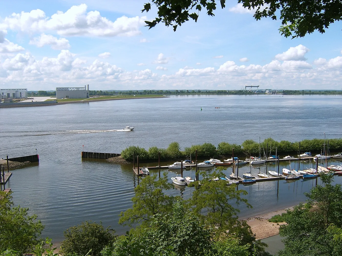 Blick über den Yachthafen am Mühlenberg auf die Elbe