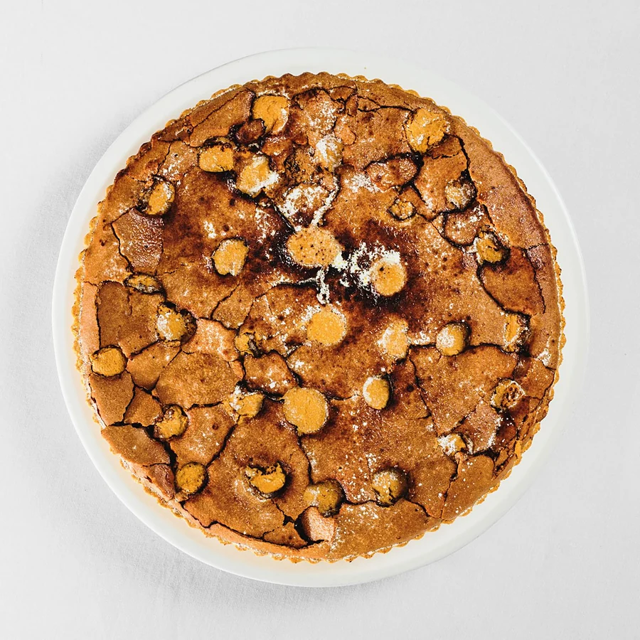 Ganze Apfel-Mandel-Tarte mit karamellisierter Oberfläche von oben
