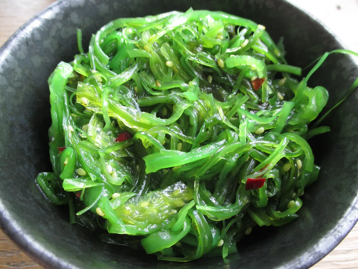 Seetangsalat mit Sesam und Chili in einer dunklen Schale