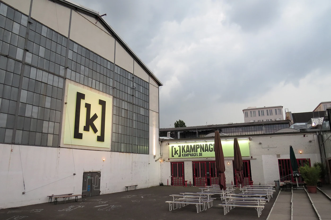 Backsteinhalle von Kampnagel mit dem großen Logo in eckigen Klammern an der Fassade