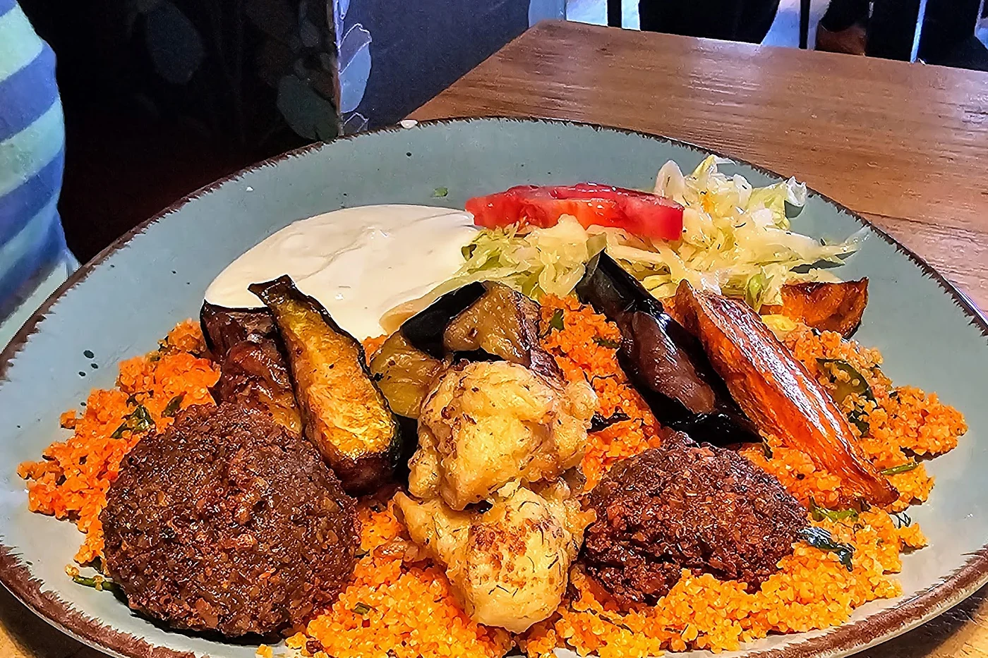 Teller mit Bulgur, Auberginen und Frikadellen