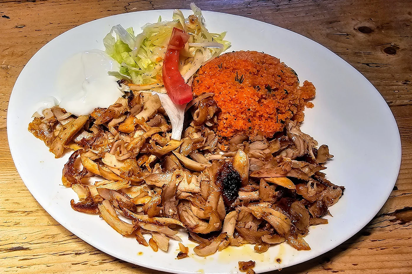 Teller mit Fleischstreifen, Bulgur und Salat