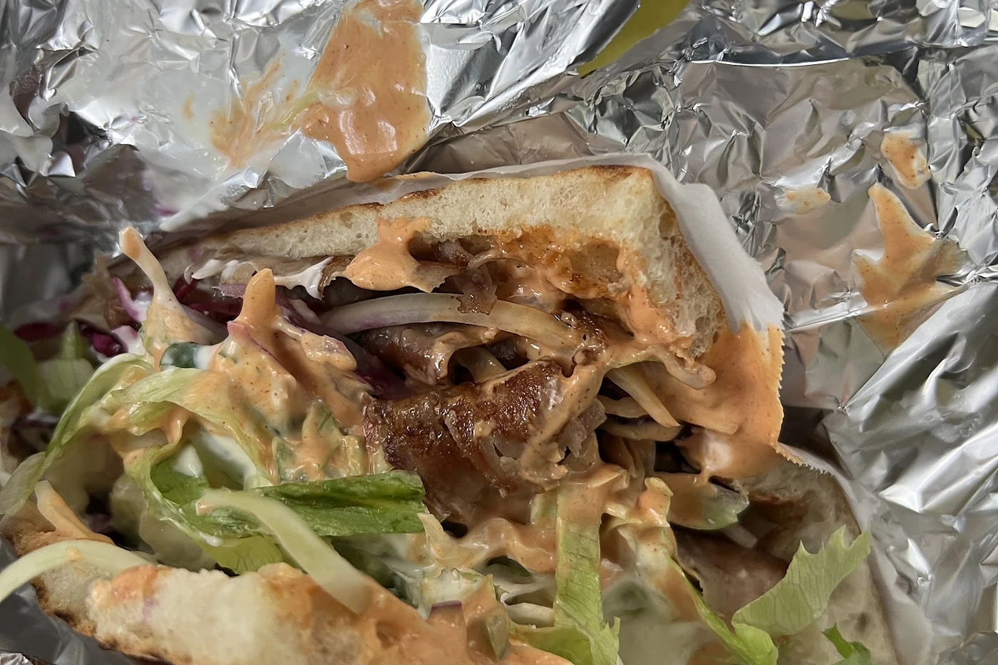 Dürüm in Alufolie mit Fleisch und Salat