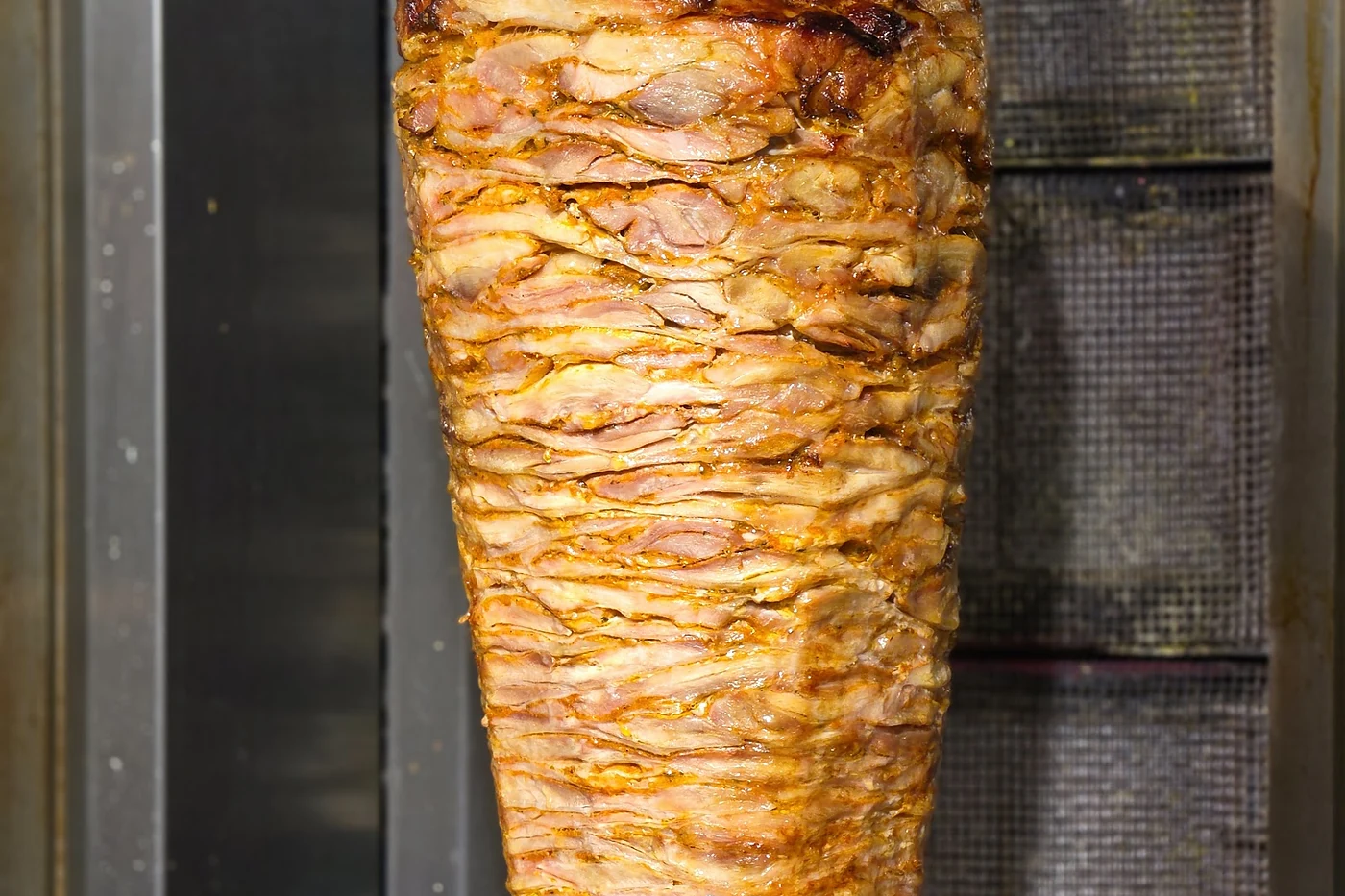 Drehspieß mit geschichtetem Fleisch