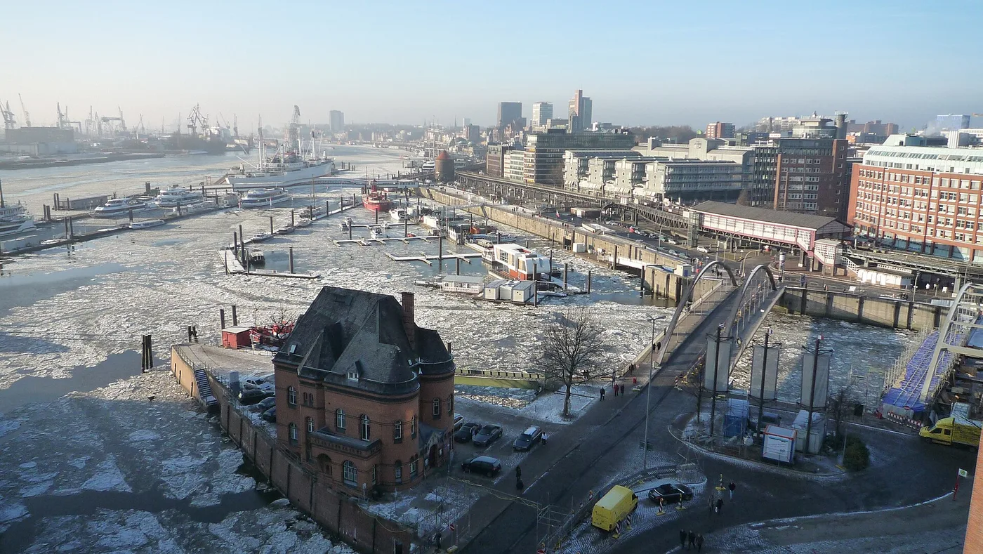 Blick über den Hamburger Binnenhafen mit Eis auf dem Wasser