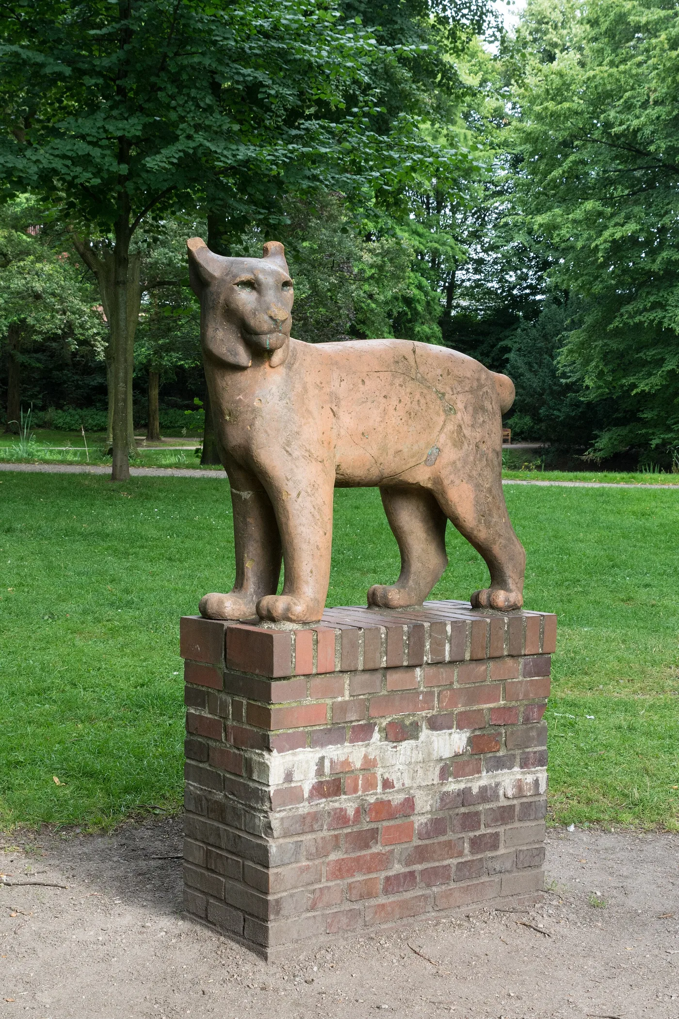 Luchsskulptur im Kellinghusenpark aus anderer Perspektive