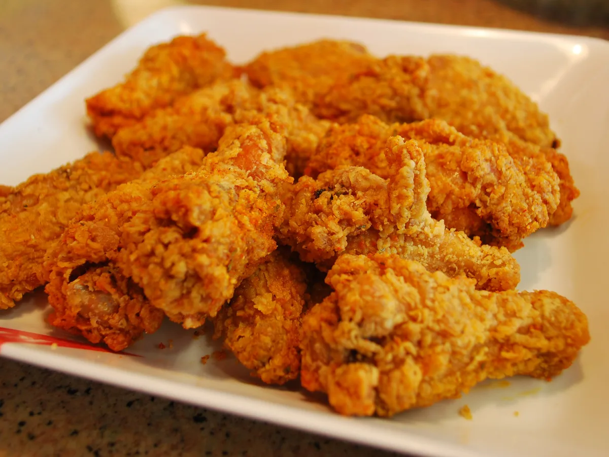Panierte Hot Wings auf einem weißen Teller