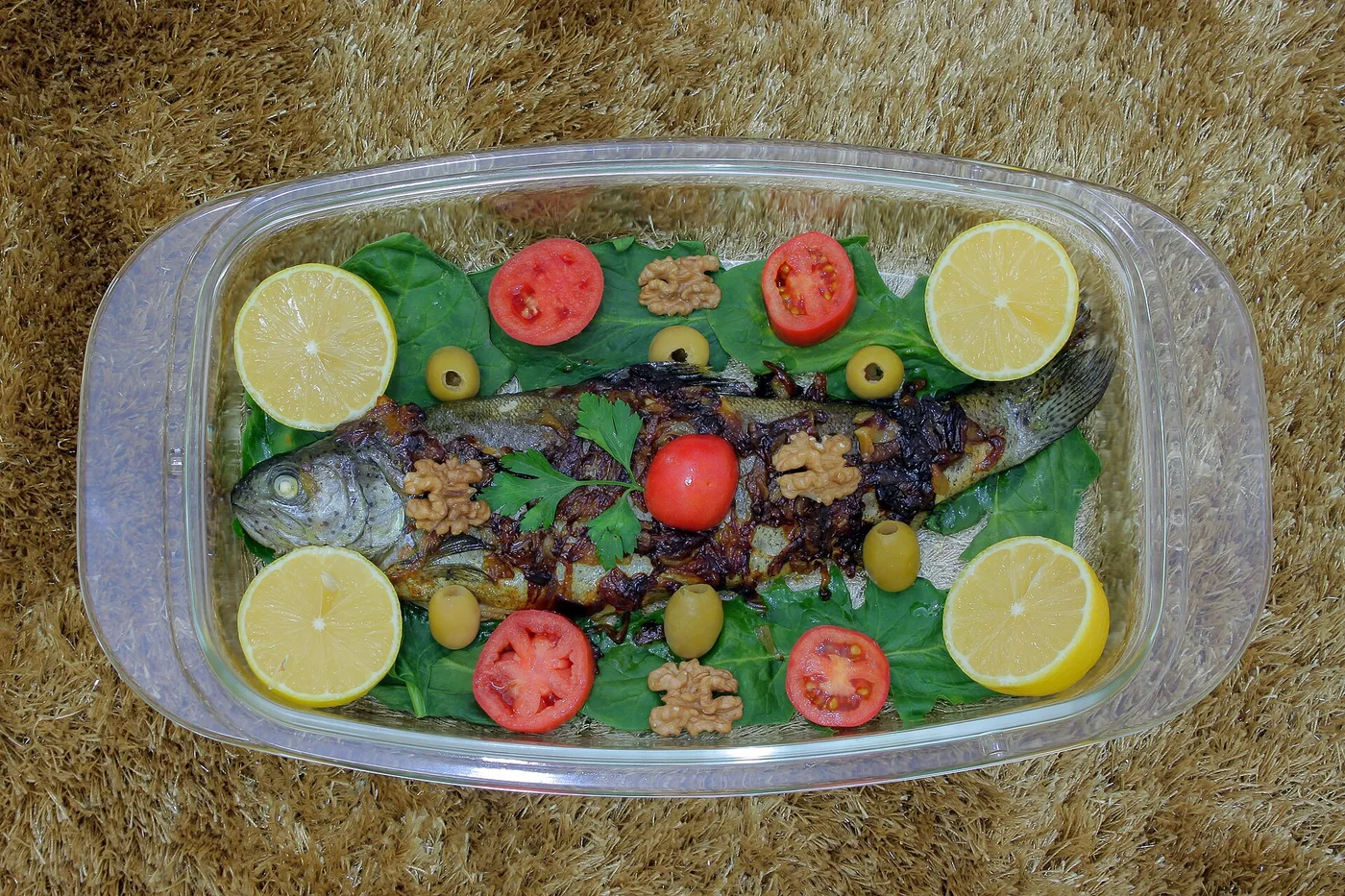 Gefüllter Fisch mit Zitrone, Tomaten, Oliven und Walnüssen