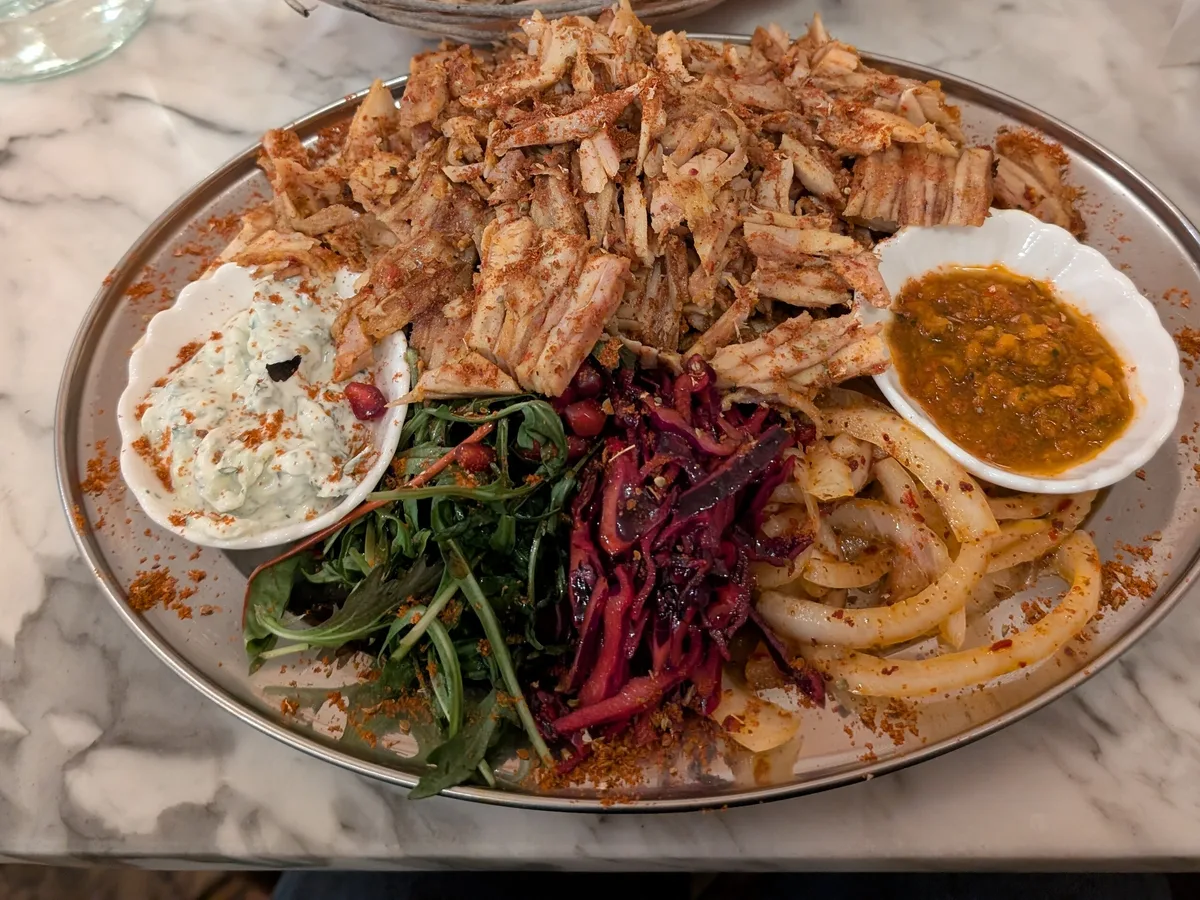 Schawarma-Teller mit Hähnchenfleisch, Zwiebeln, Rotkohl, Salat und zwei Dips