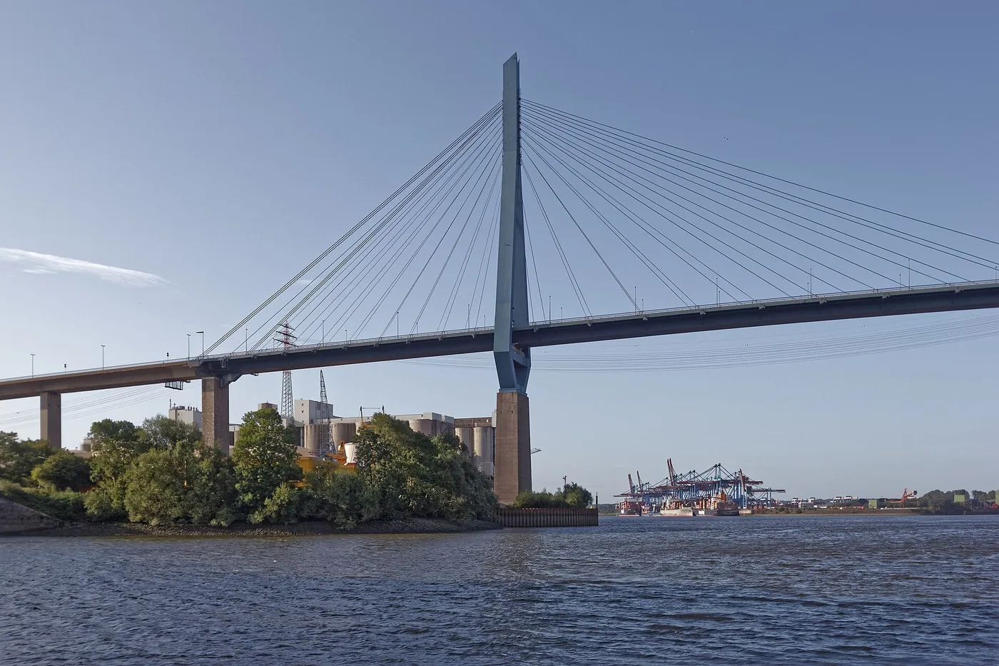 Köhlbrandbrücke von Neuhof aus gesehen mit Hafenanlagen