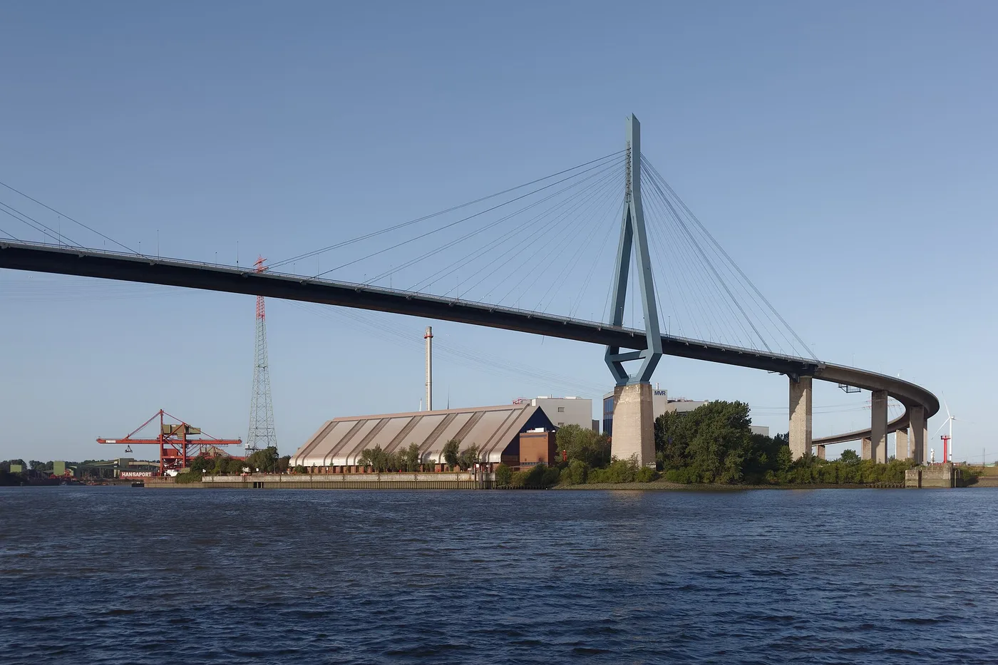 Seitenansicht der Köhlbrandbrücke mit Hafenkulisse