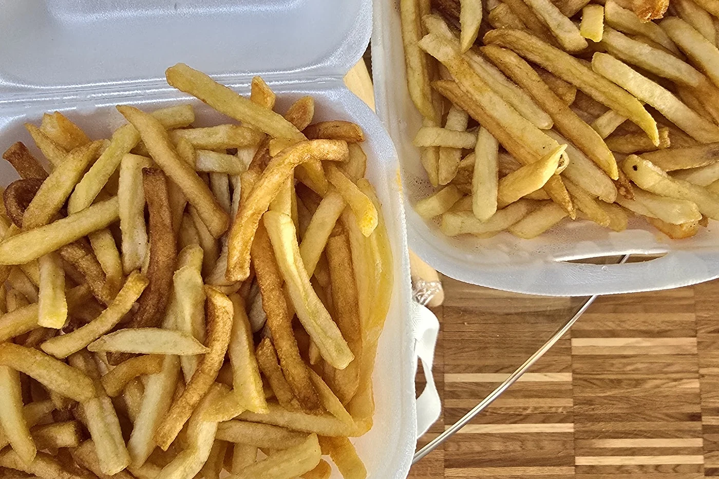 Döner im Fladenbrot neben einem Becher