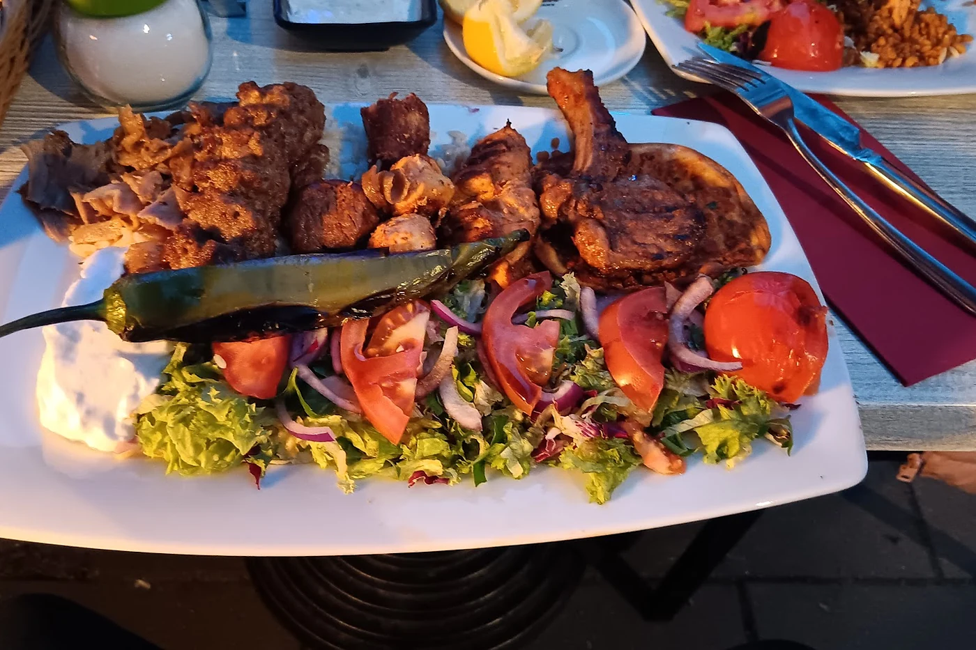Beleuchtete Vitrine mit vorbereiteten Spießen