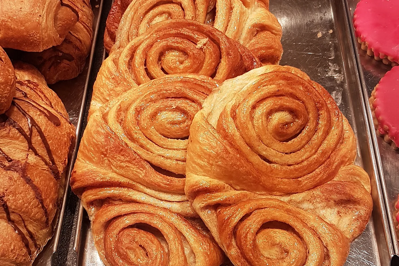 Blech mit Franzbrötchen in der Auslage