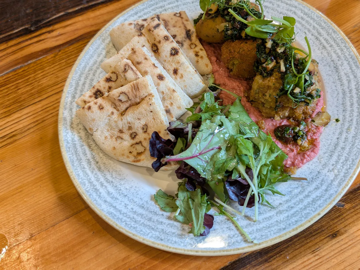 Teller mit Falafel, Hummus, Fladenbrot und Salat