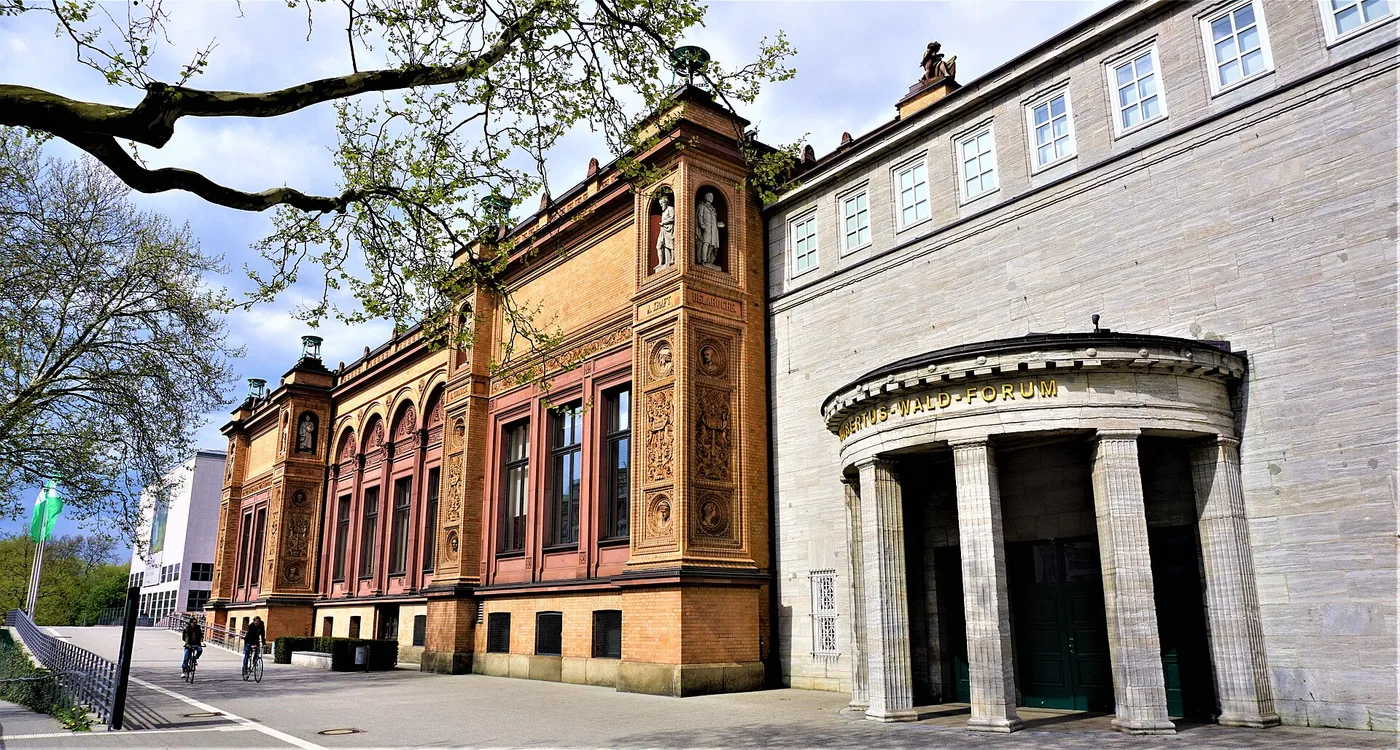 Hamburger Kunsthalle mit dem Backsteinaltbau und dem Hubertus-Wald-Forum