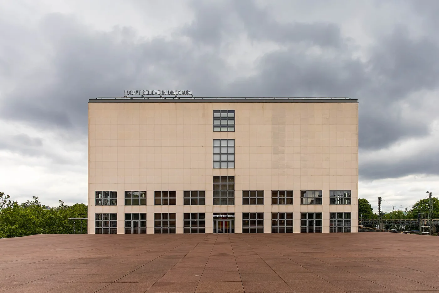 Galerie der Gegenwart der Hamburger Kunsthalle mit Leuchtschrift auf dem Dach