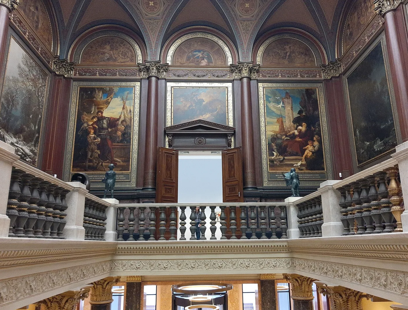 Historisches Treppenhaus im Altbau der Hamburger Kunsthalle mit Wandgemälden und Gewölbe