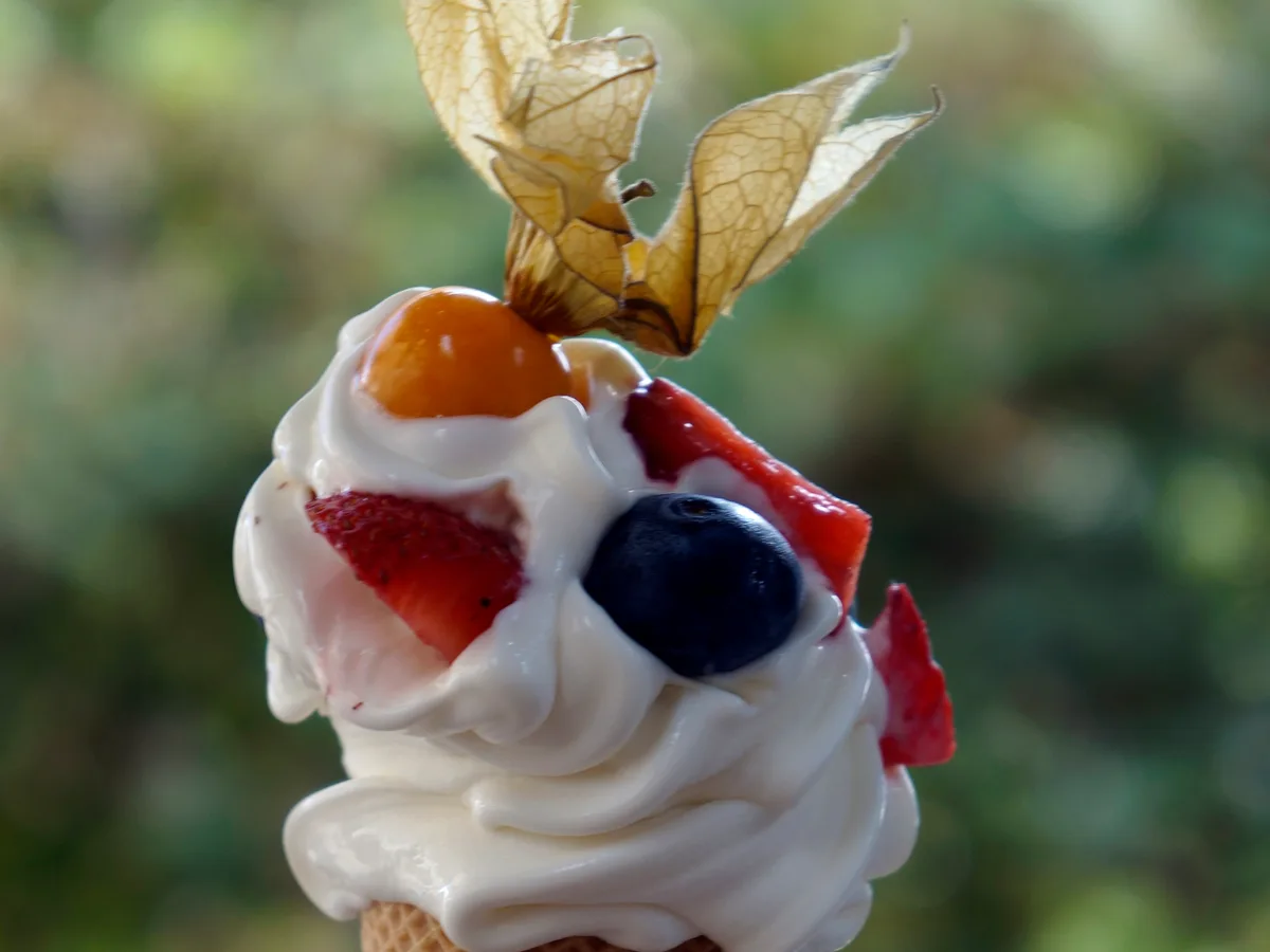 Eis in der Waffel mit Erdbeeren, Blaubeere und Physalis