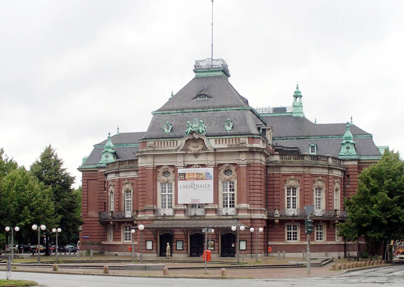 Laeiszhalle in Hamburg von außen mit neobarocker Fassade