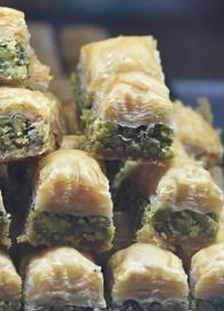Gestapelte Baklava-Stücke mit Pistazienfüllung