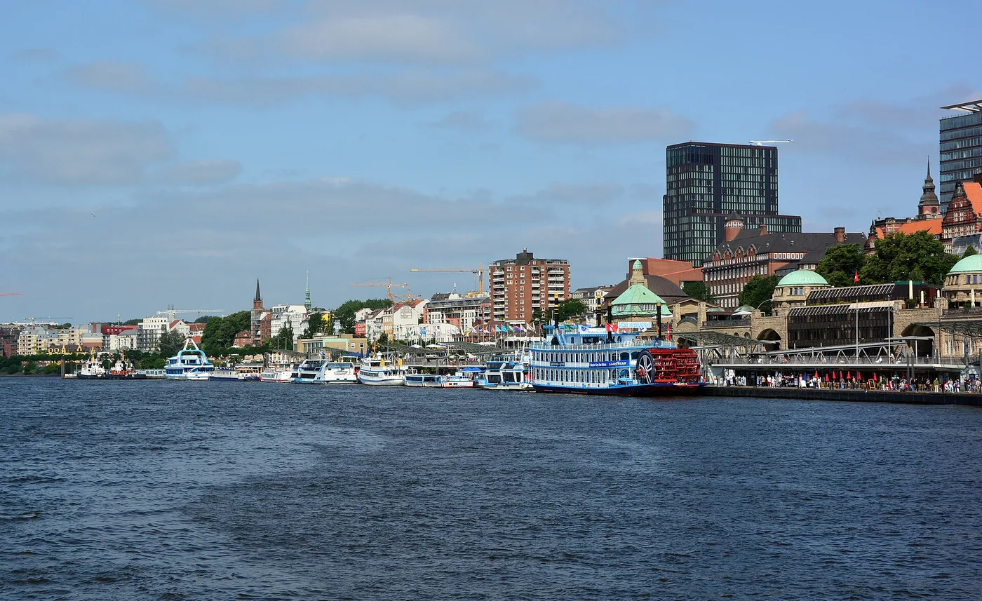 St. Pauli-Landungsbrücken in Hamburg von der Elbe aus mit Schiffen und Empfangsgebäude
