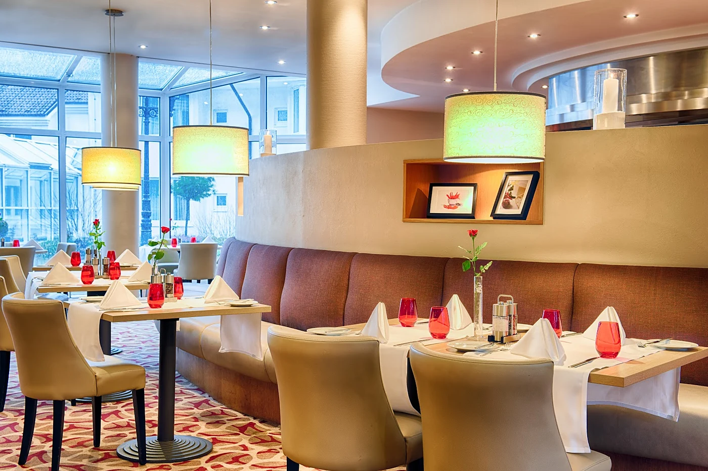 Restaurant mit gedeckten Tischen und Sitzbänken