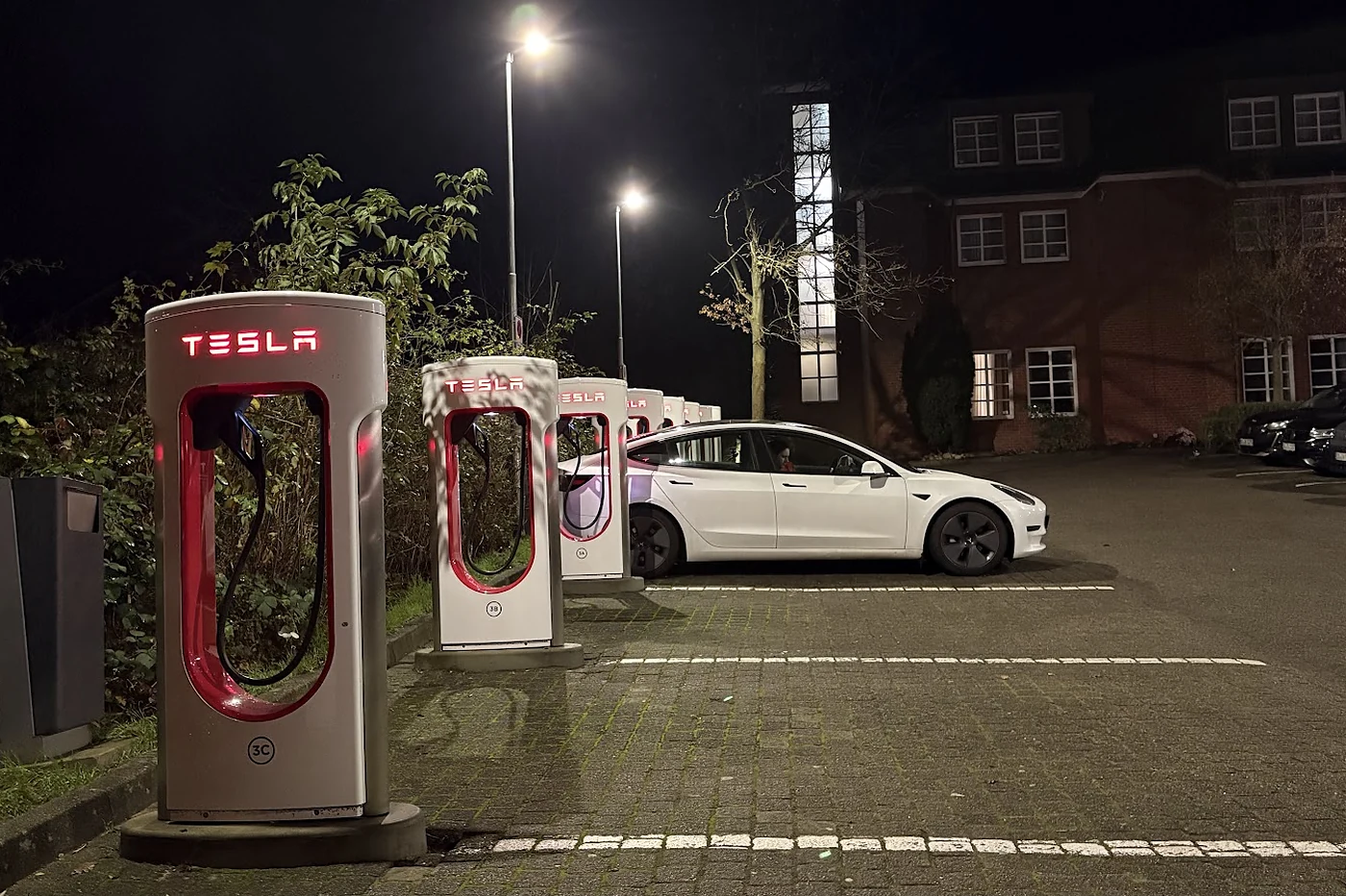 Ladesäulen für Elektroautos auf dem Parkplatz bei Nacht