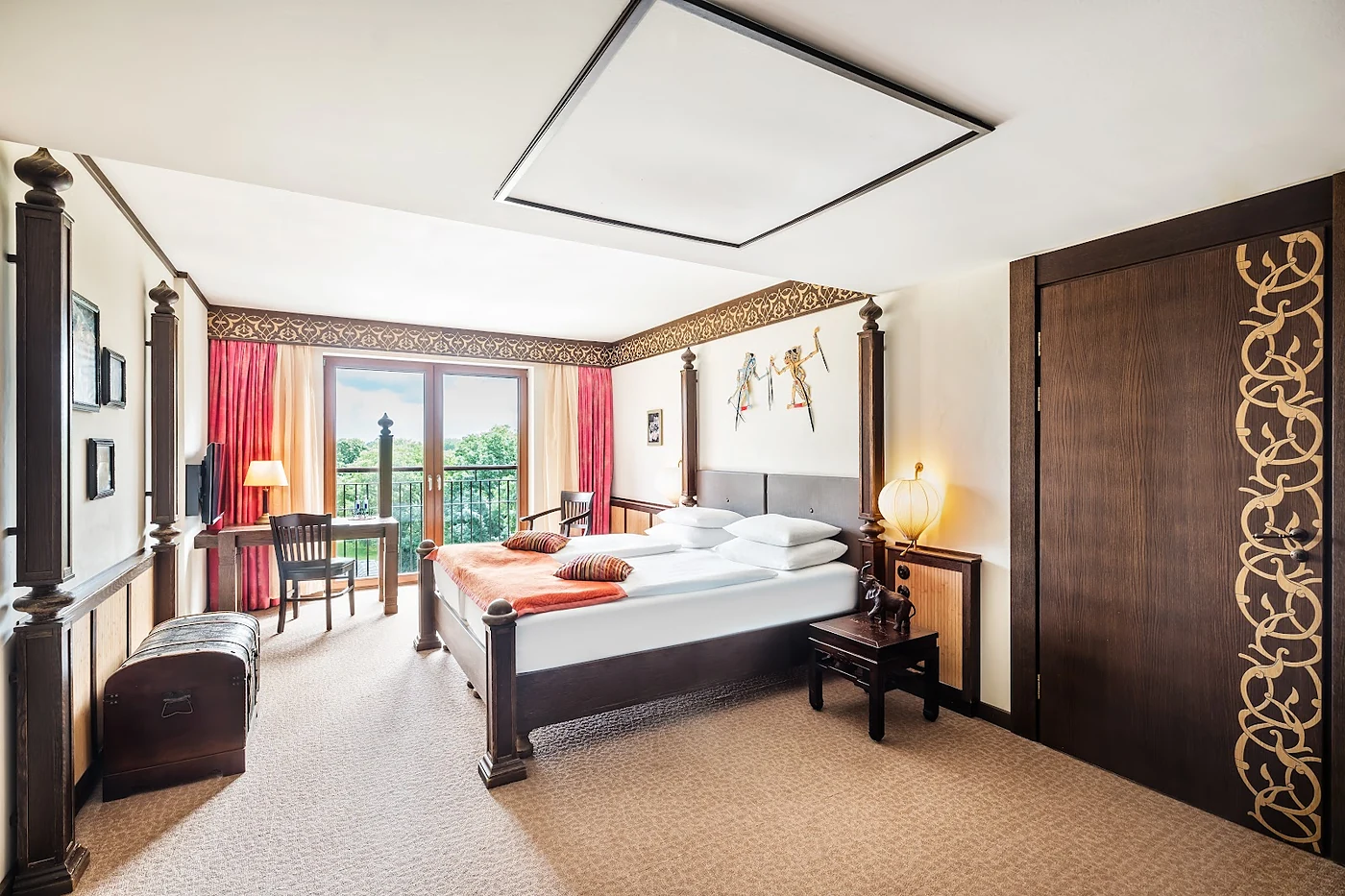 Hotelzimmer mit dunklem Holz und geschnitzten Ornamenten
