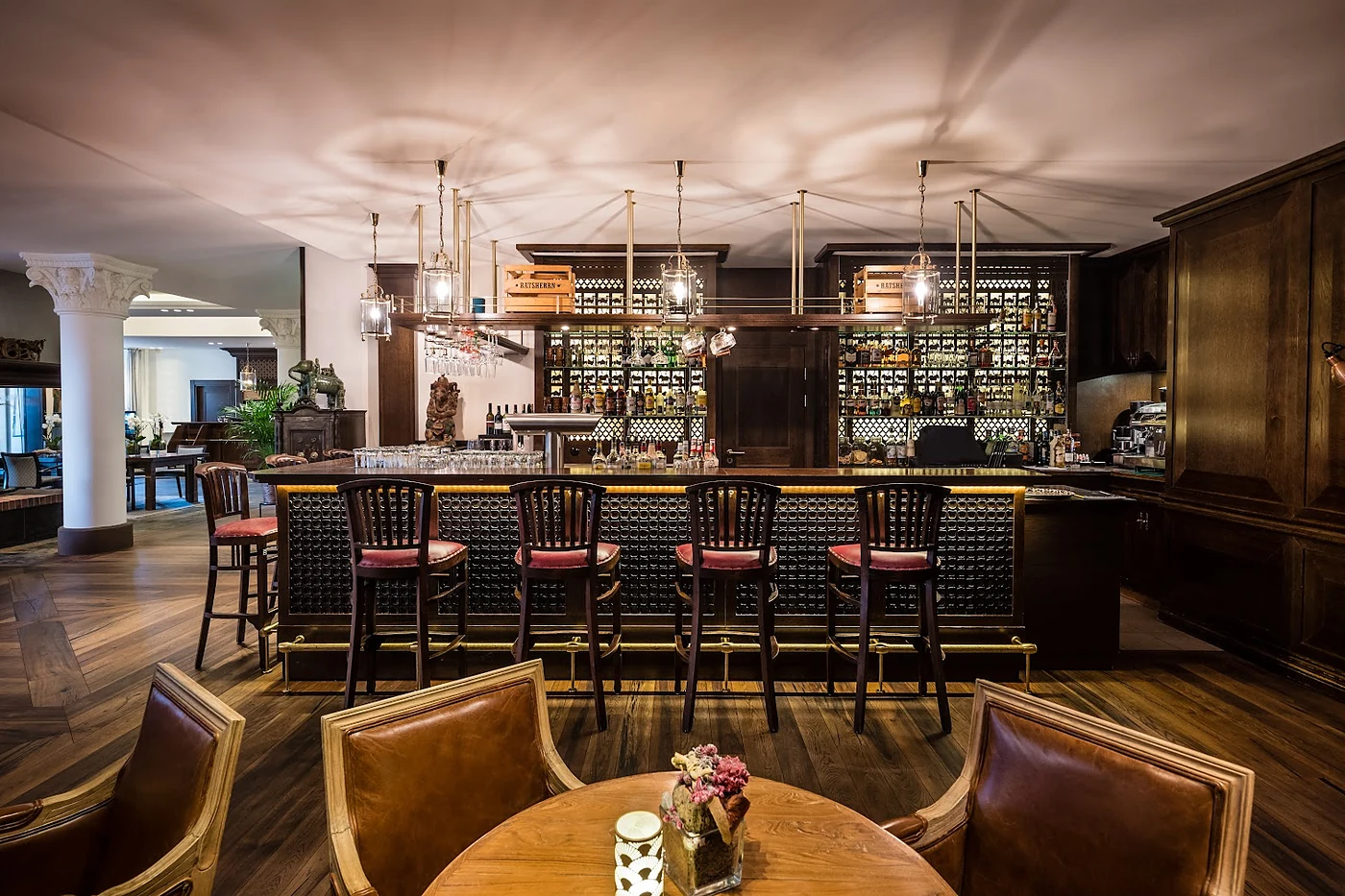 Bar mit hölzerner Theke, Hockern und Regalwand