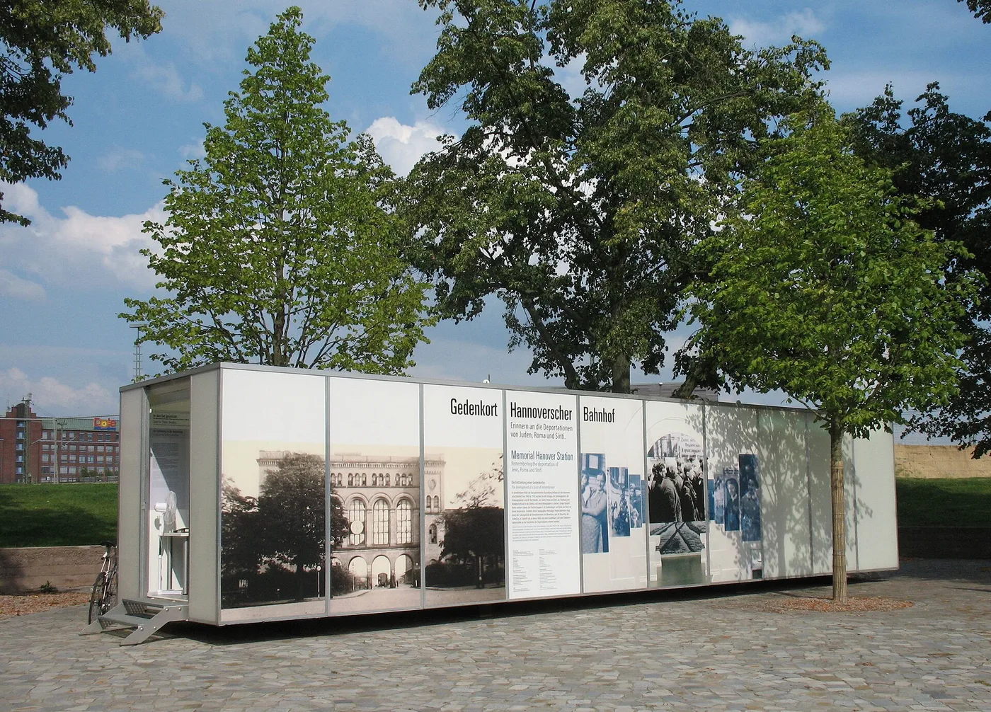 Gläserner Informationspavillon des Gedenkorts Hannoverscher Bahnhof im Lohsepark