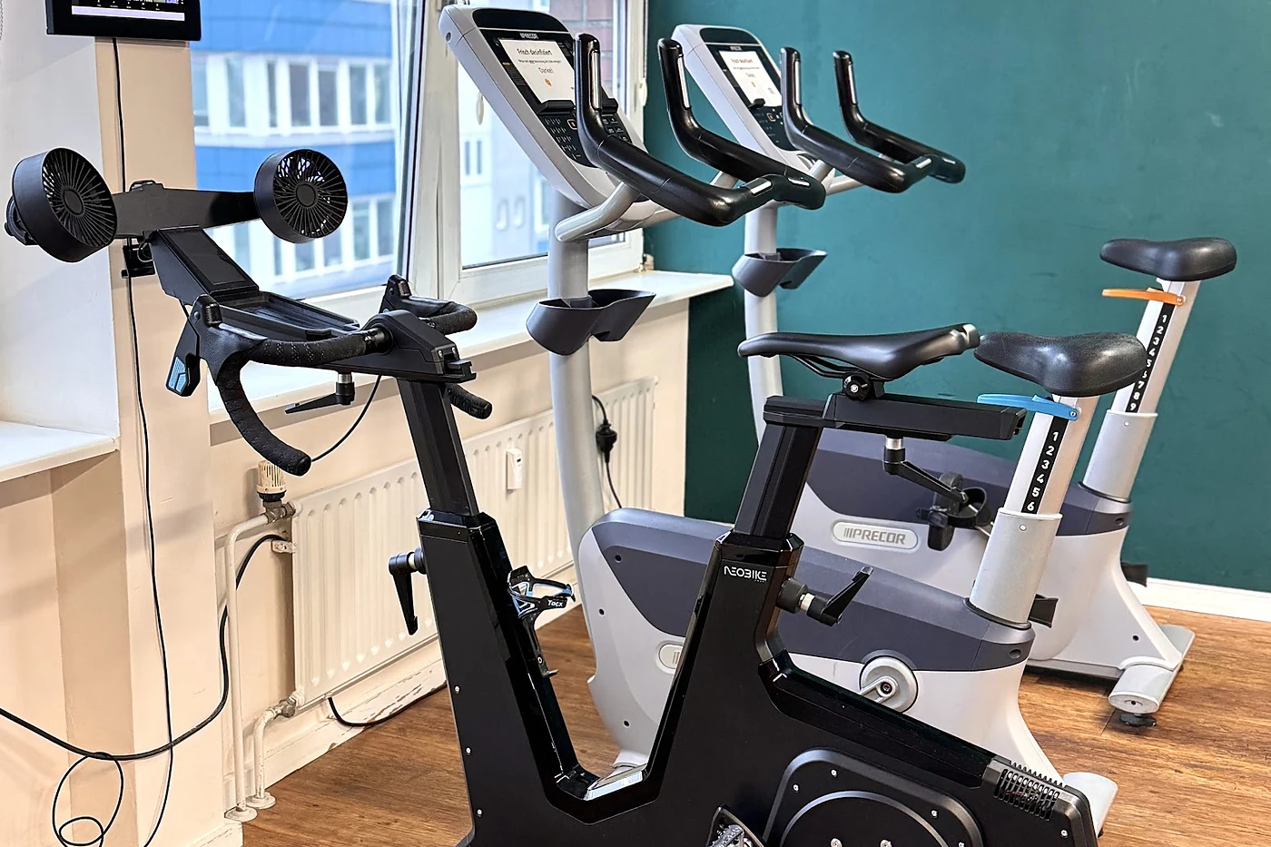 Indoor-Bike vor einem Fenster
