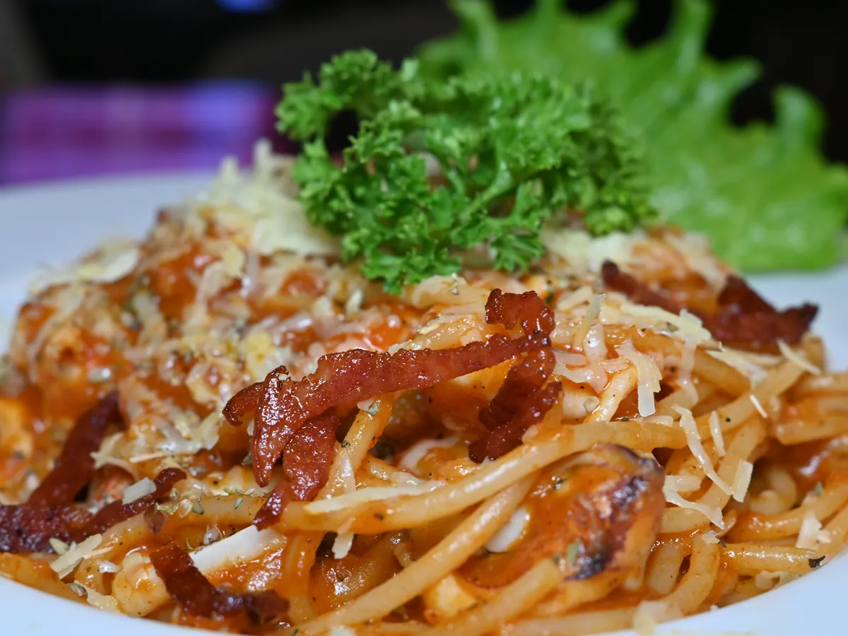 Teller Spaghetti mit Sauce, geriebenem Käse und Petersilie