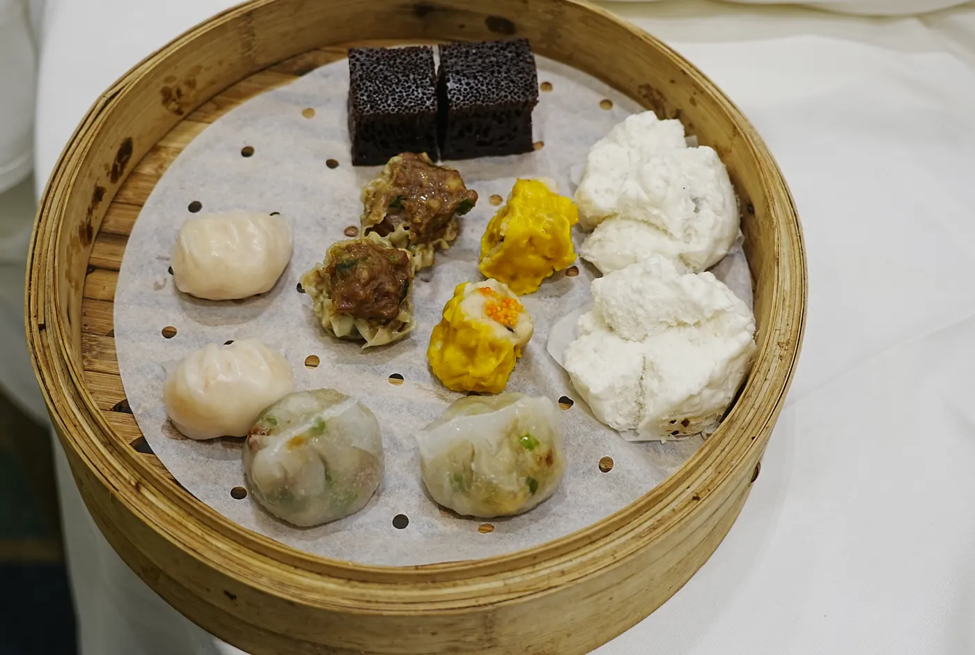 Bambuskorb mit acht verschiedenen Dim Sum