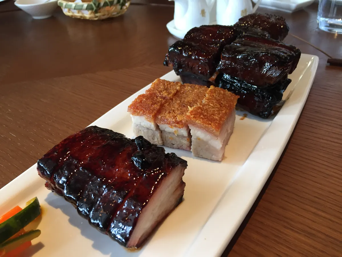 Teller mit glasiertem Char Siu, knusprigem Schweinebauch und Rippchen