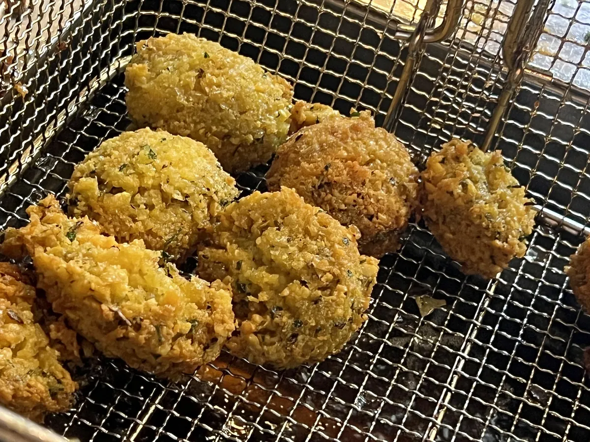 Frittierte Falafelbällchen aus Kichererbsen in einer Schale