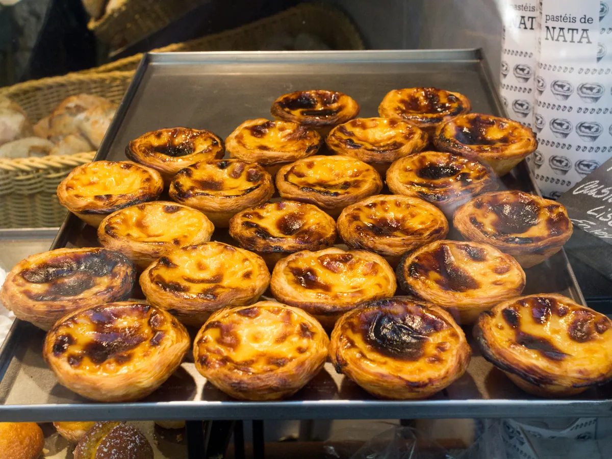 Pastéis de nata mit gebräunter Oberfläche in Blätterteigförmchen