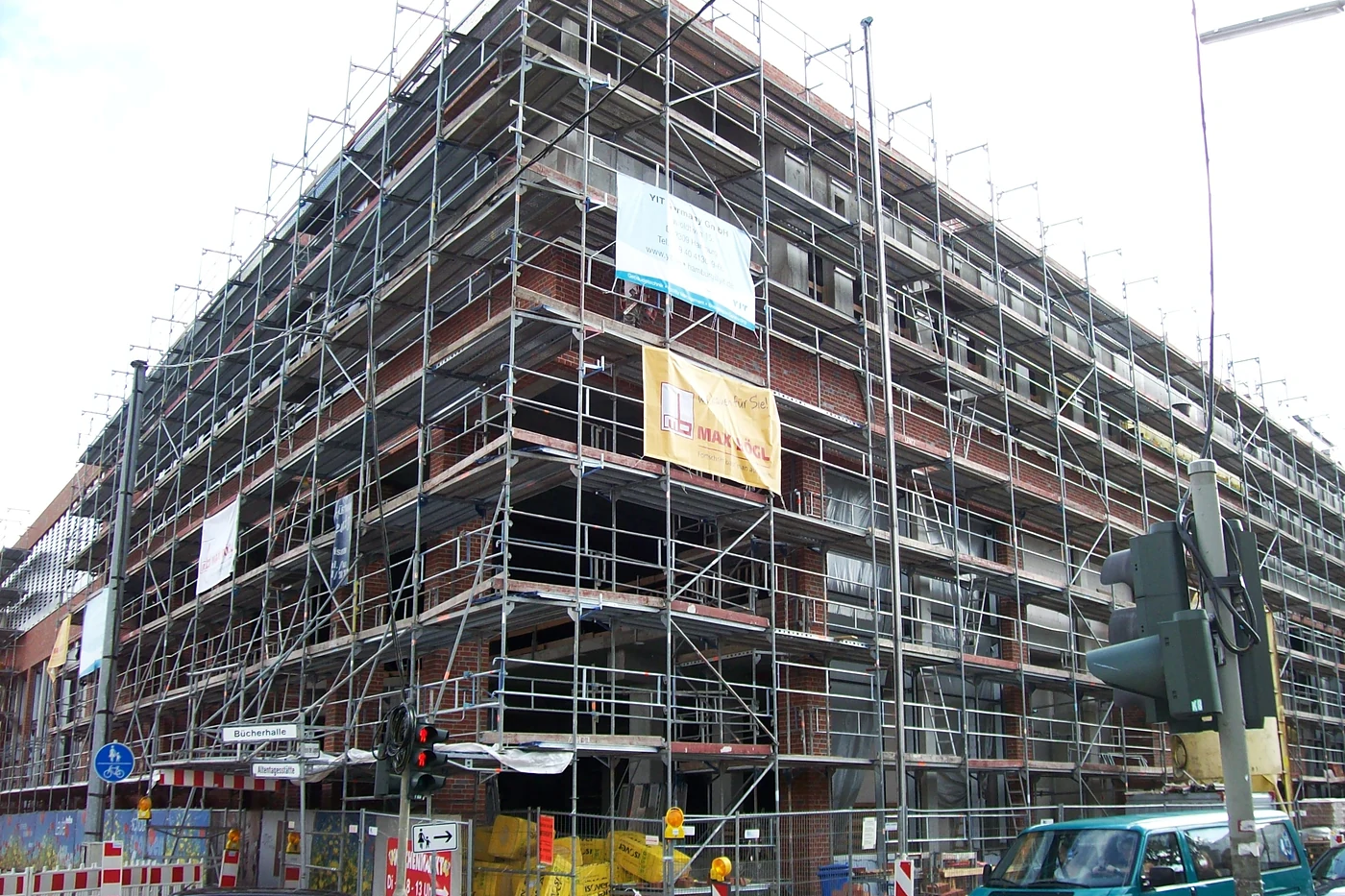 Rohbau des Einkaufszentrums hinter Baugerüsten an der Bramfelder Chaussee