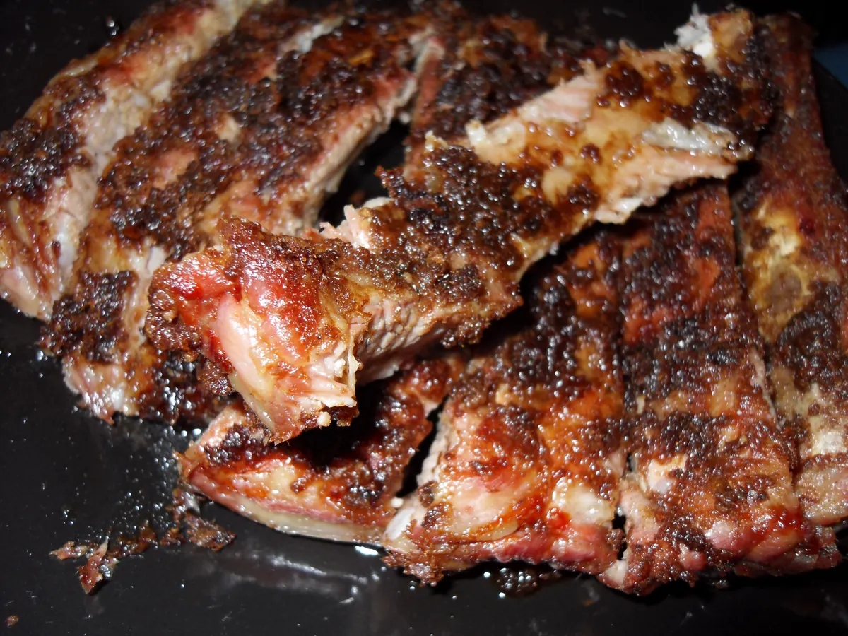 Gegrillte Spare Ribs mit dunkler Kruste, in Stücke geschnitten