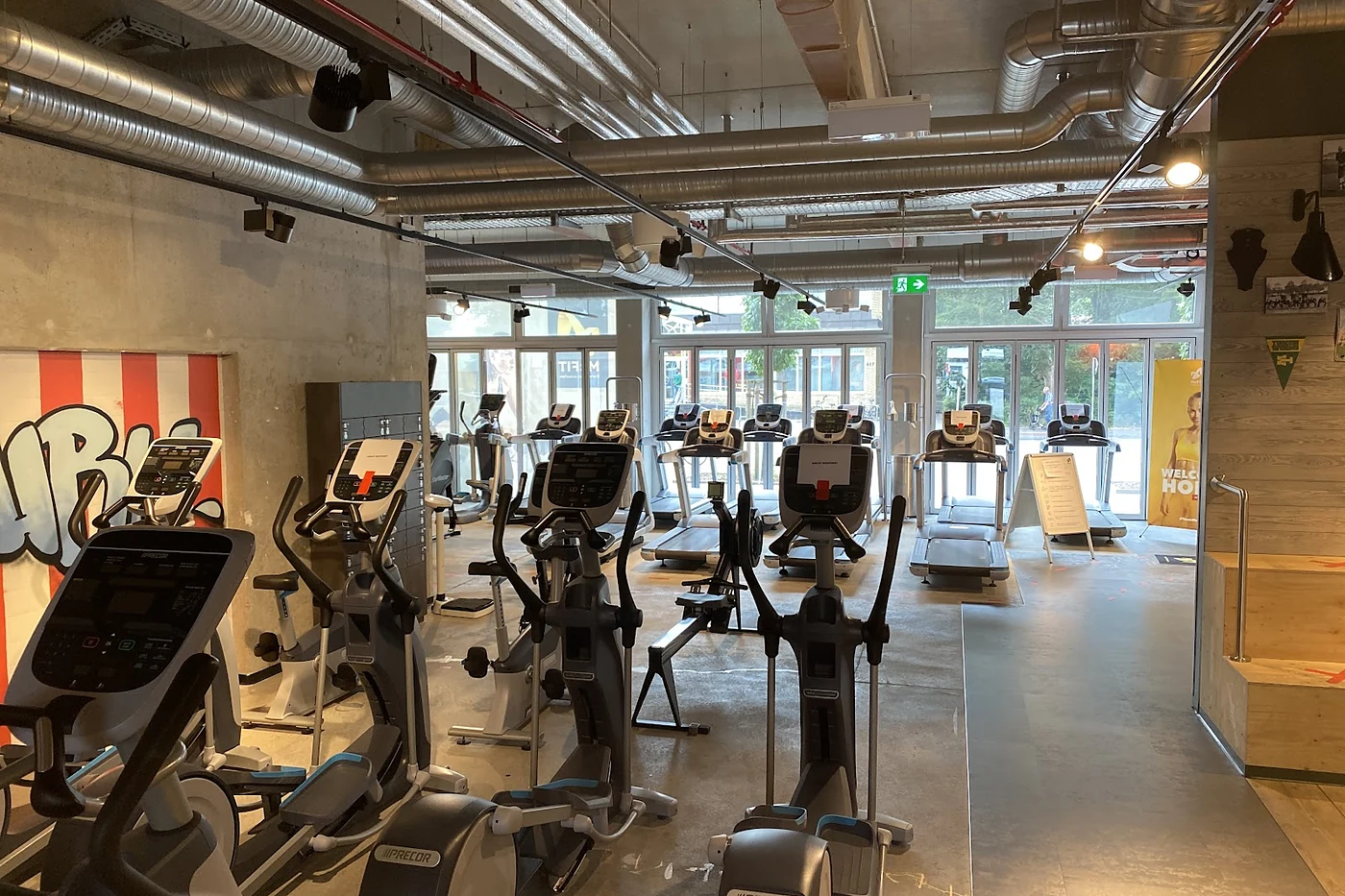 Reihe von Crosstrainern in einer hellen Halle