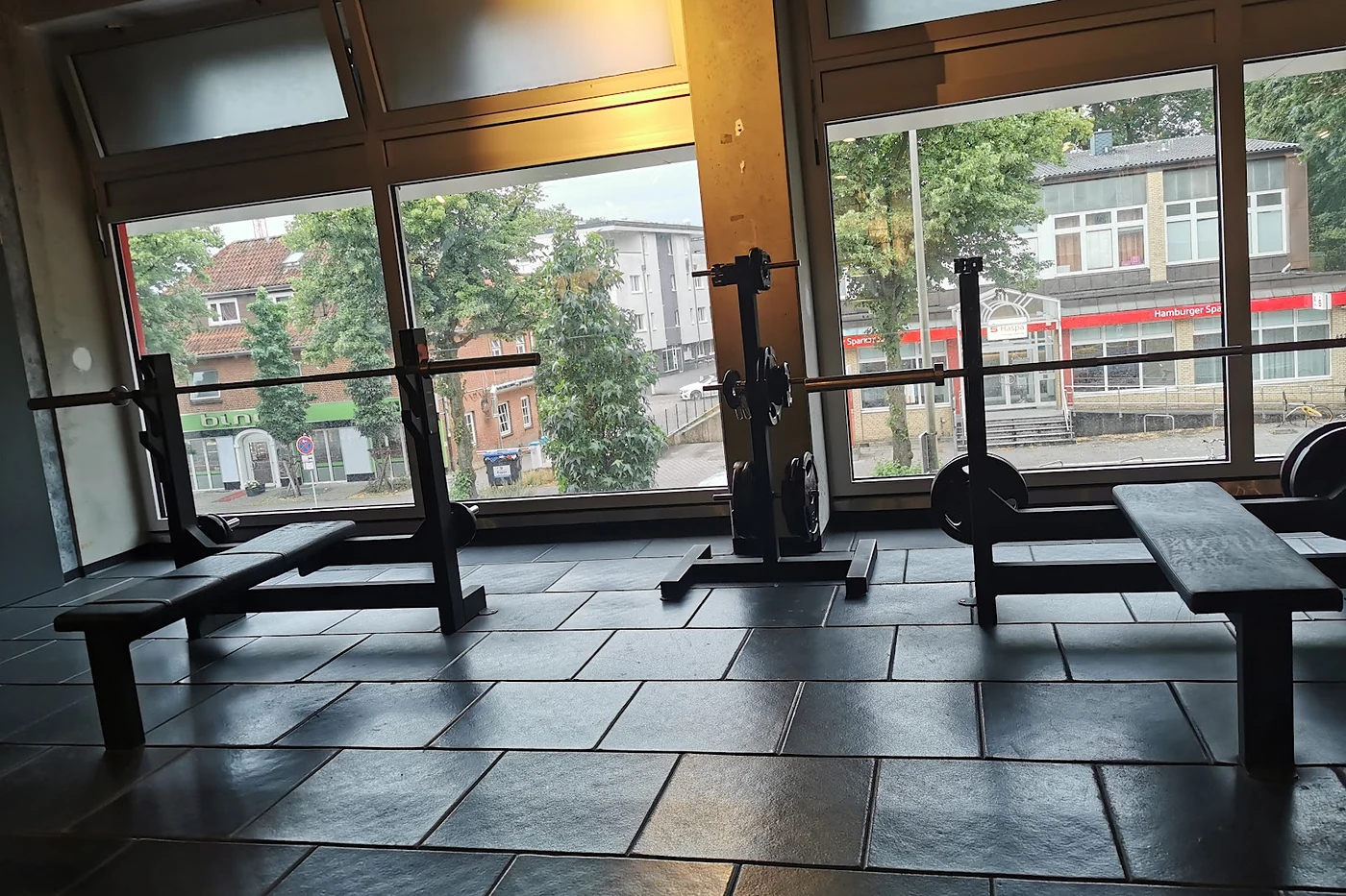 Hantelbereich vor einer Fensterfront