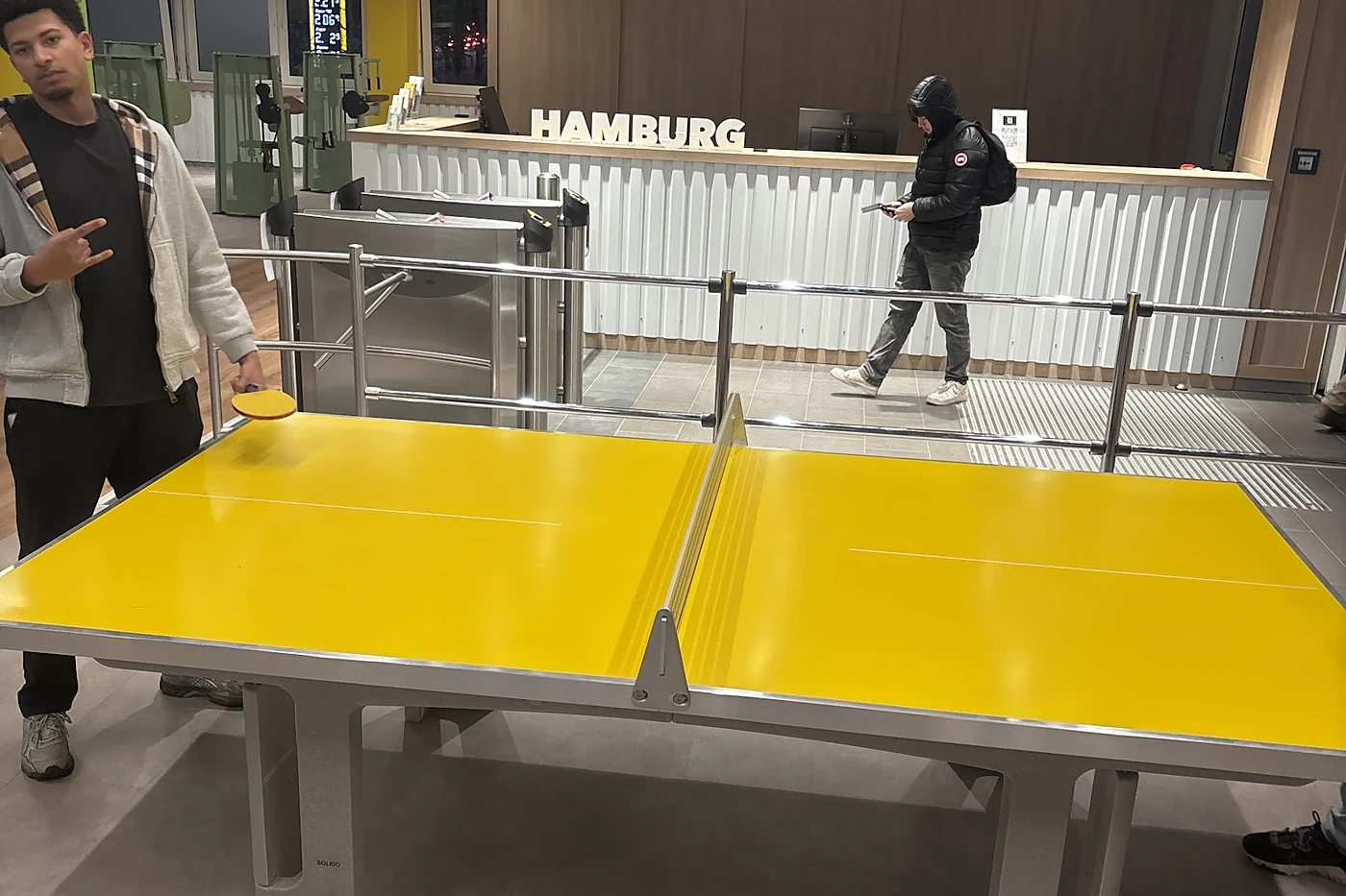 Reihe von Crosstrainern auf Holzboden